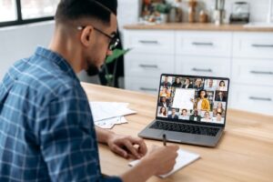 The CHLOE 10 report, focusing on online learning, reveals a boom in short-term credentials, along with uneven progress on AI across higher ed